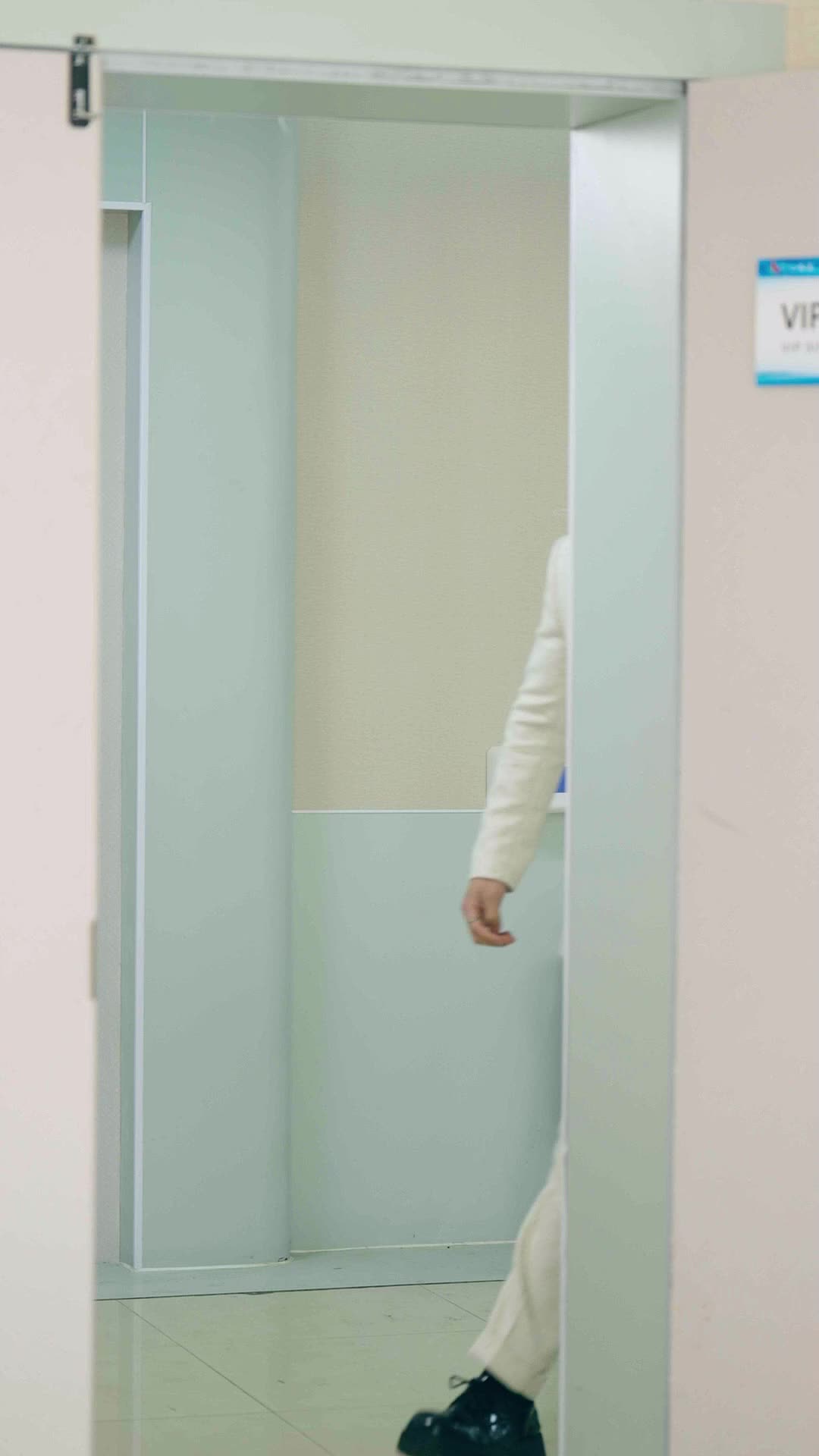 الحلقة 12 - على بابك ستة أطفال ينادونك أبًا